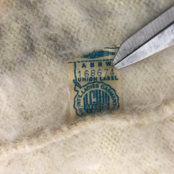 Vintage 1950's Cream Victorian Floral Scene Angora Type Short Cardigan Sweater - Picture 11 of 16